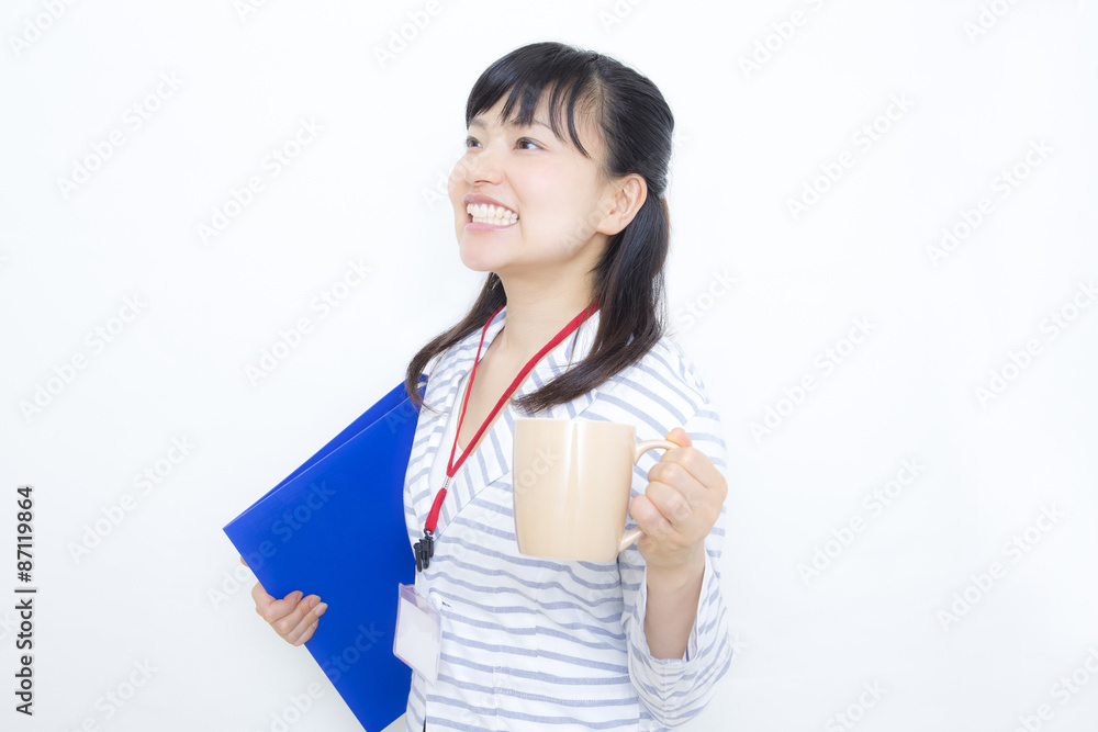 ファイルとカップを持つ女性 ファイルとカップを持つ女性