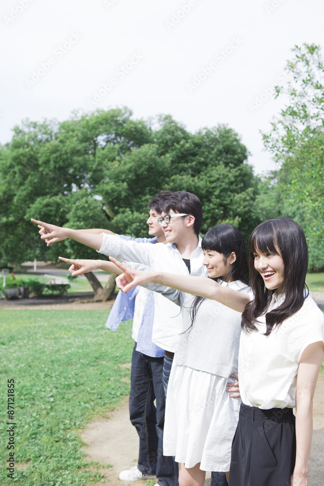 草原に立つ学生たち 草原に立つ学生たち