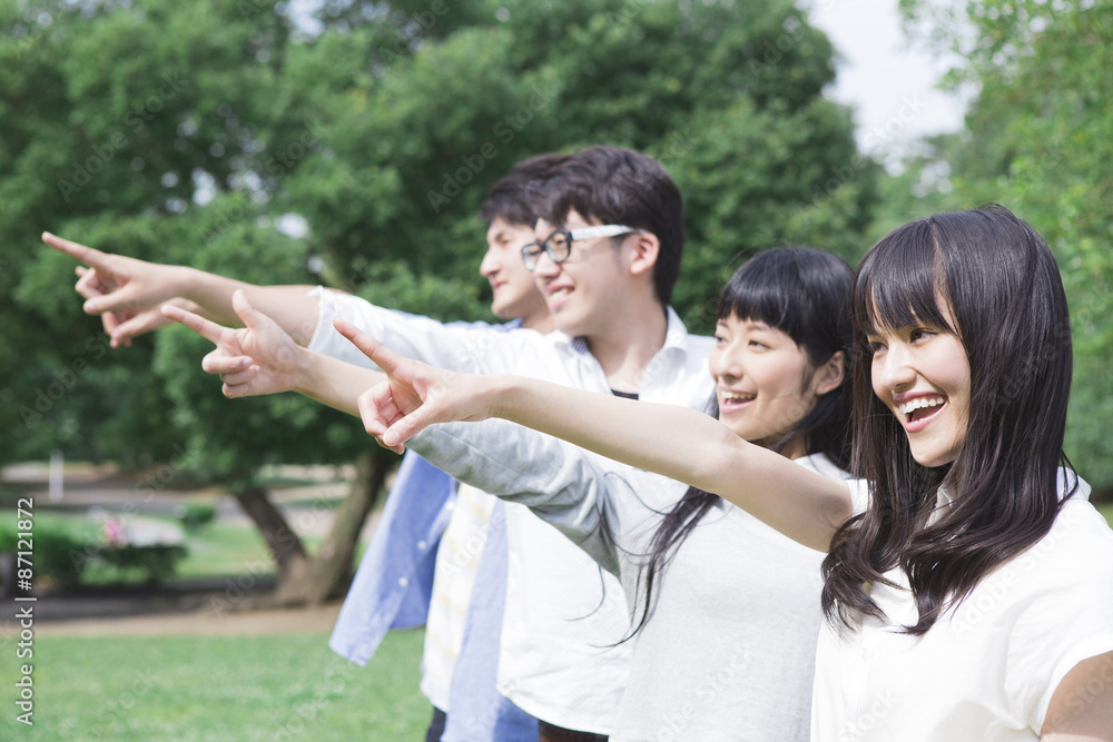 草原に立つ学生たち 草原に立つ学生たち