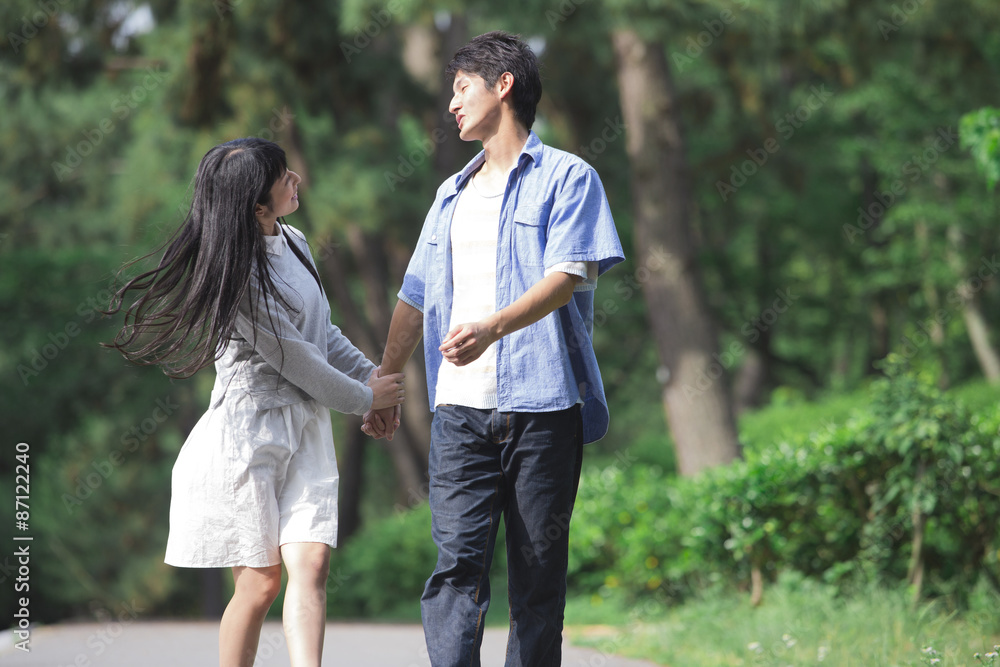 道を歩くカップル 道を歩くカップル