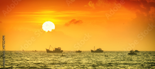 Foto The fleet set sail fishing is very busy, the Life hard, forcing them to wake ear