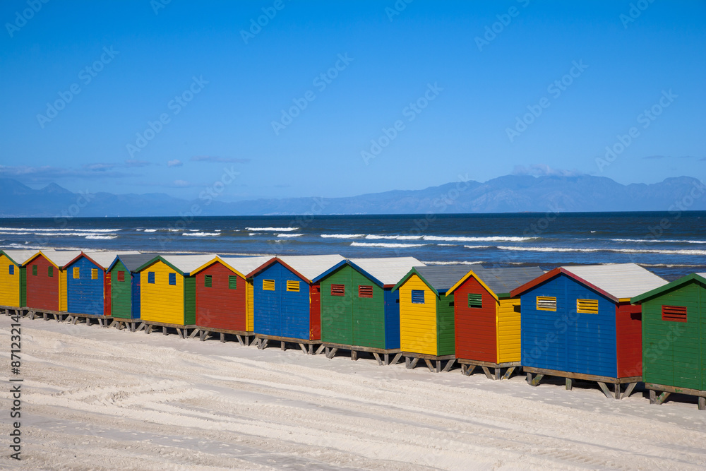 Naklejka premium 海水浴場のカラフルな脱衣小屋