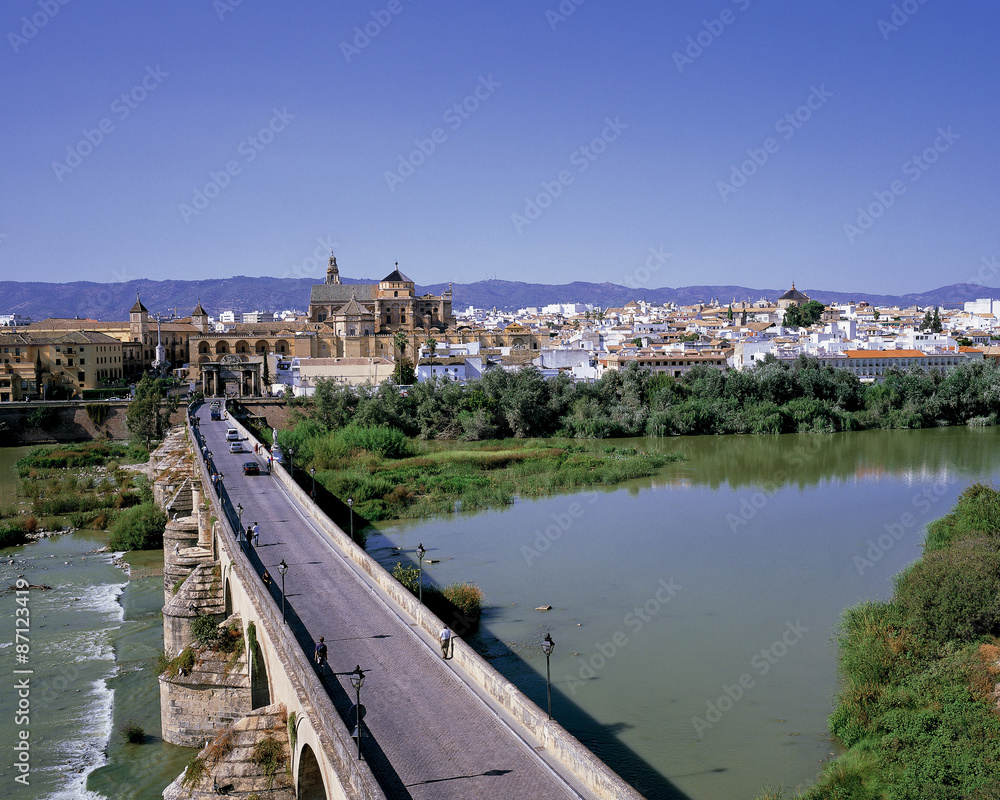 コルドバのグアダルキビル川とローマ橋