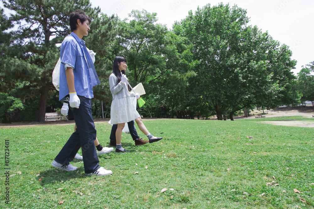 清掃活動をする学生たち