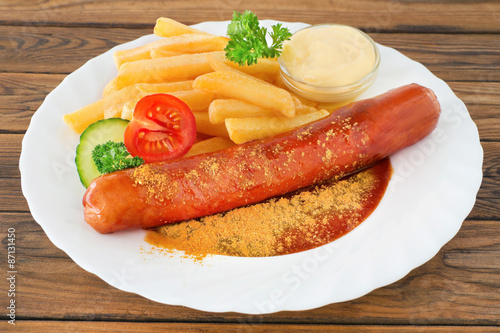 Currywurst und Pommes frites