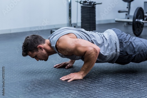 Fotografía A muscular man doing a pushups