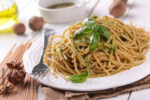 Schilderij op canvas spaghetti di farina integrale con pesto alle noci
