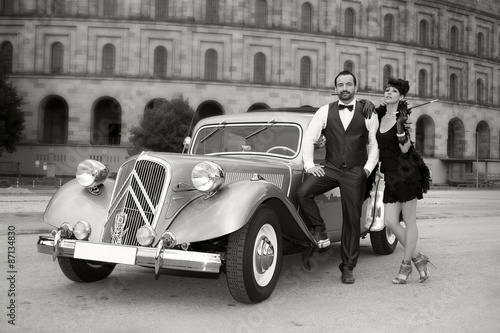 Model Paar mit Retro Auto Oldtimer und Colloseum Porträt