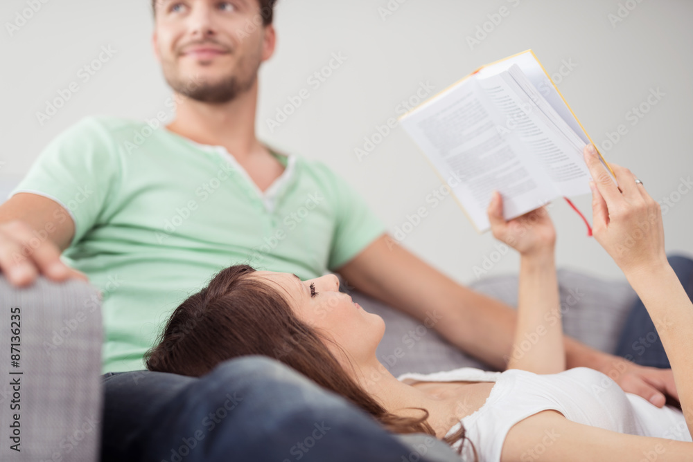 © contrastwerkstatt - frau liest entspannt ein buch