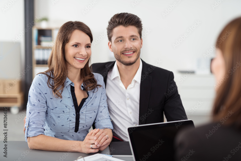 Fototapeta premium junges ehepaar lässt sich beraten