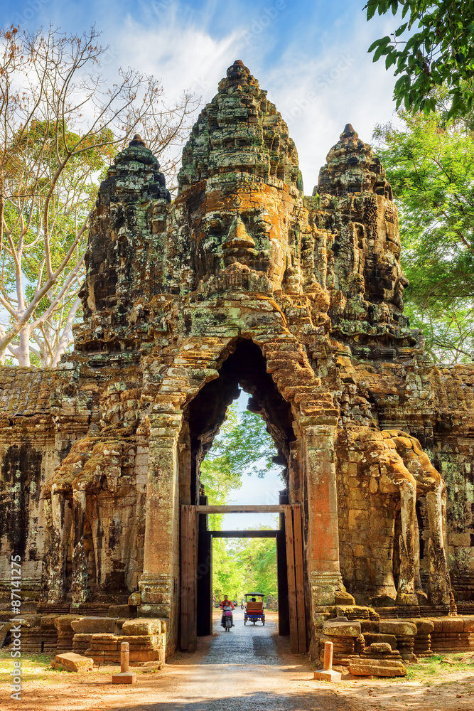 Naklejka premium Gateway to ancient Angkor Thom in Siem Reap, Cambodia