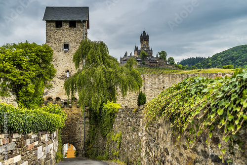 Balduinstor der Stadtmauer von Cochem mit Reichsburg Cochem #87142094