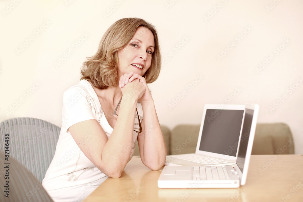 Frau mit Laptop Frau mit Laptop