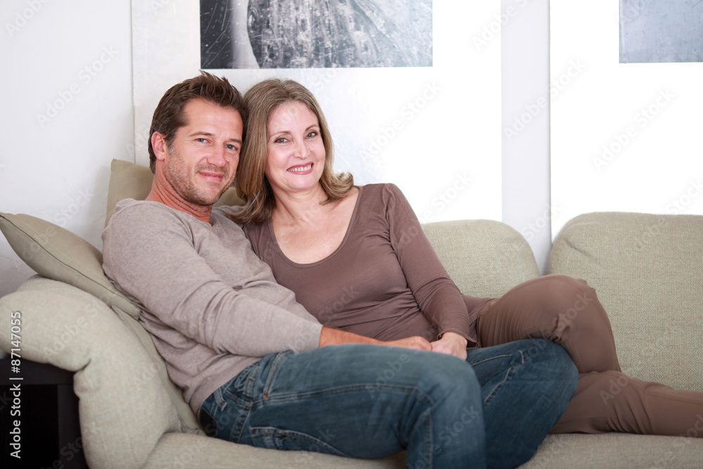 Mann und Frau auf der Couch