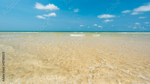 Fototapeta Naklejka Na Ścianę i Meble -  Bright water with beautiful beach at Koh Chang island ,Thailand