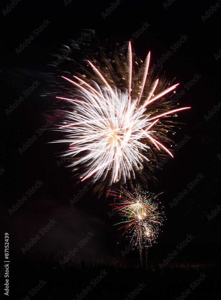 Feu d'artifice rouge et jaune