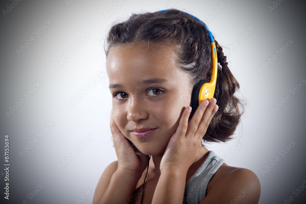 Fototapeta premium Niña con auriculares