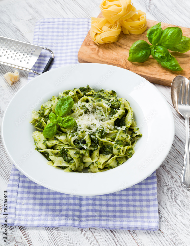 Fettuccine mit Spinat Fettuccine mit Spinat