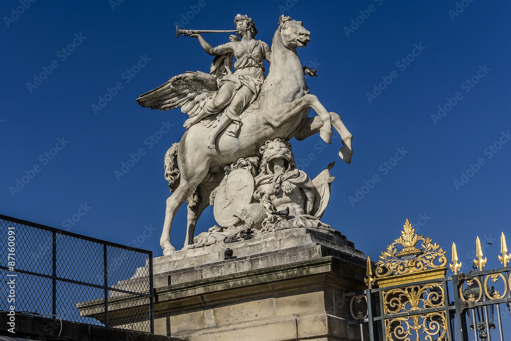 Obraz premium Ancient sculpture in Tuileries garden (Tuileries garden, 1564).