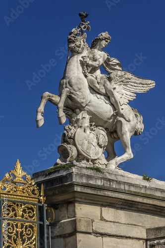 Ancient sculpture in Tuileries garden (Tuileries garden, 1564). © dbrnjhrj