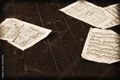 Photos Musical notes strewn on the floor