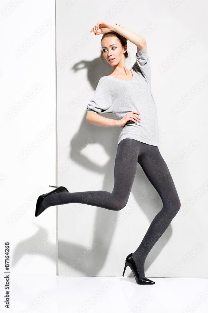 Szare rajstopy kryjące.Piękna, długonoga kobieta w cienkich rajstopach i  modnej stylizacji Stock Photo | Adobe Stock