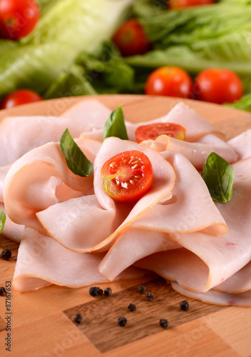 antipasto di fesa di tacchino con pomodoro ciliegino