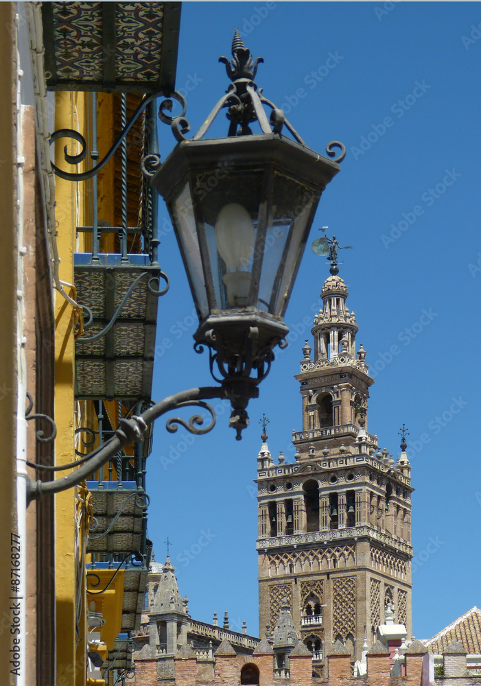 Giraldaturm und Laterne in Sevilla/Andalusien Giraldaturm und Laterne in Sevilla/Andalusien