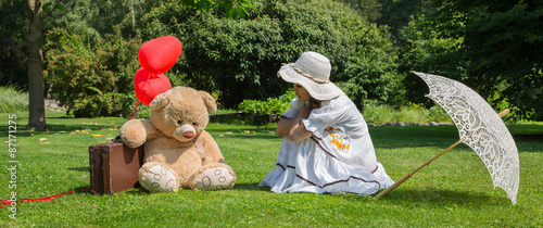 Freunde für das Leben. Mädchen tröstet den enttäuschten traurigen Teddy Bär.