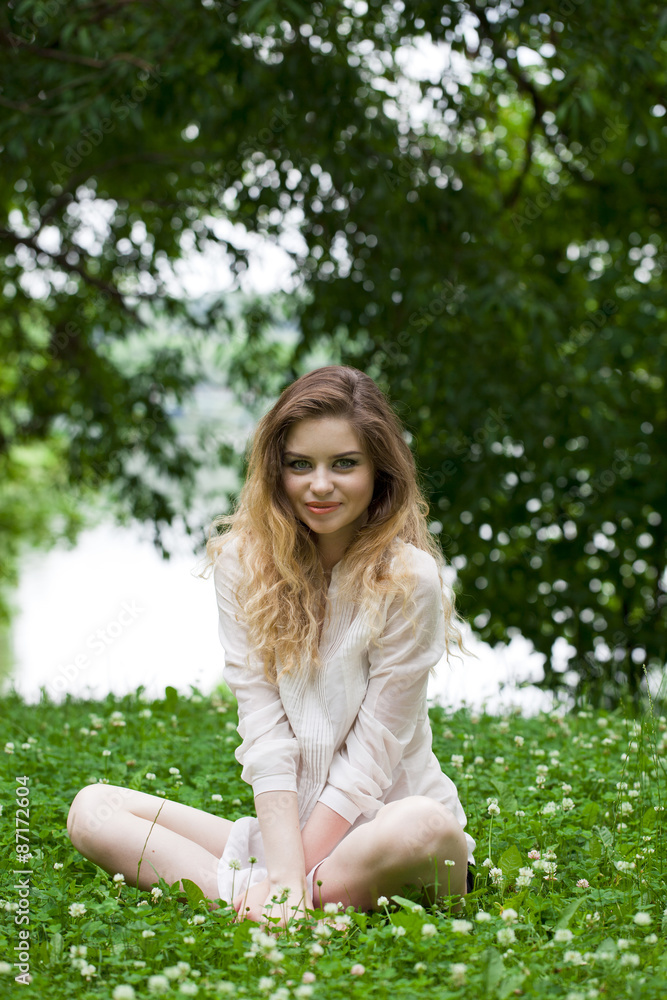 Obraz premium Young blonde woman on green meadow