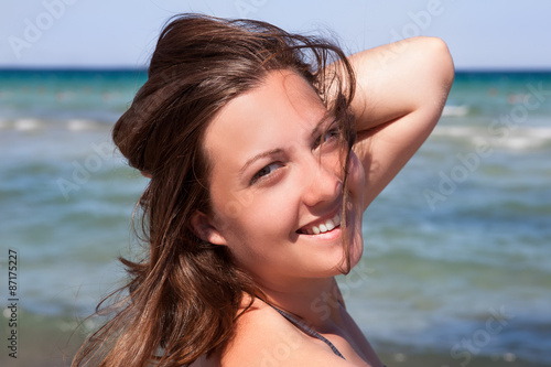 Eine Frau lachend am Strand