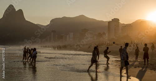 Gringos olhando para o jogo carioca, altinha