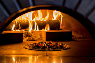 Fototapete Pizzeria Köstliche Pizza im heißen Ofen  © RedcupStudio