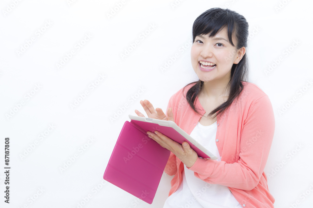タブレットも見ながら寛ぐ女性