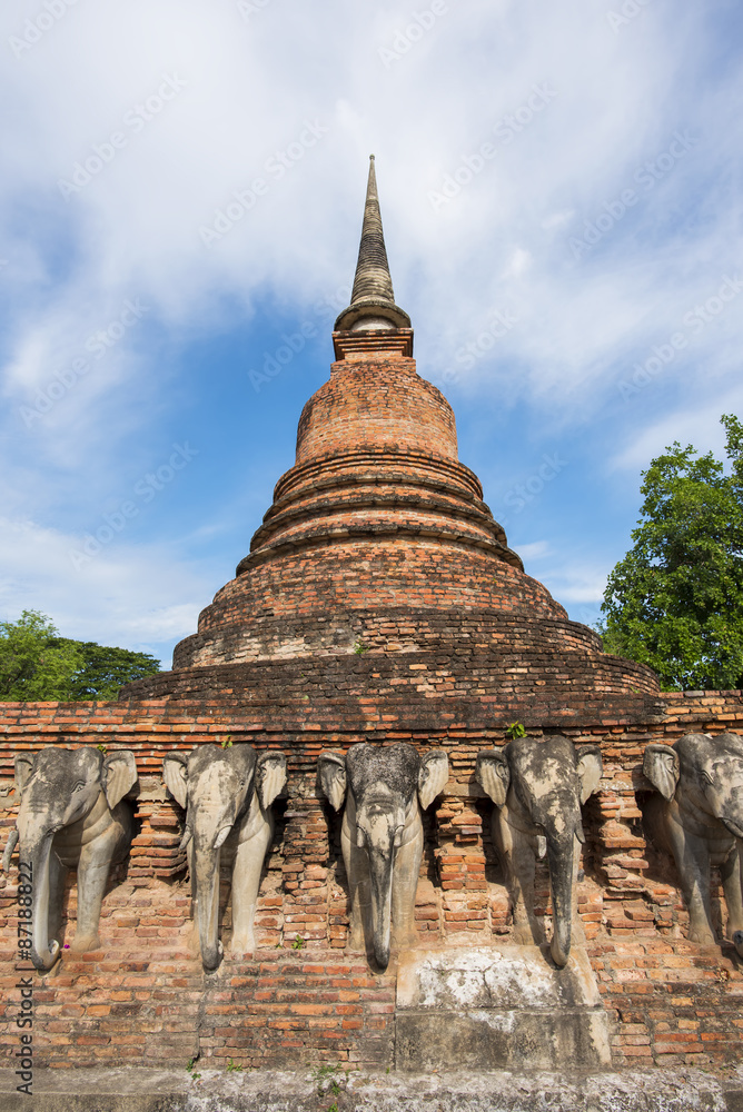 Fototapeta premium Sukothai historical park, Unesco world heritage. Chang Rop Temple ,Thailand