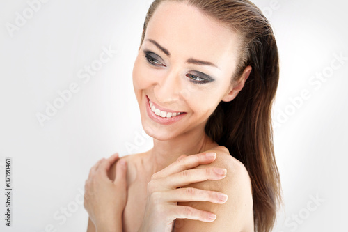 Higiena osobista. Portret uśmiechniętej pięknej, naturalnej kobiety. photo