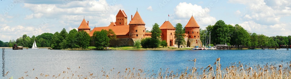 Obraz premium Galves lake,Trakai old red bricks castle view