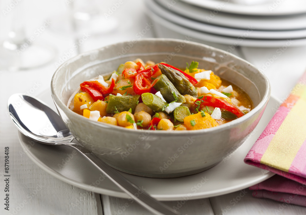 Chickpeas with green asparagus and bell pepper.
