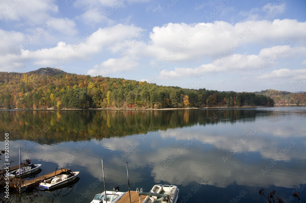 Fototapeta premium Lake Glenville in the Fall near Cashiers, North Carolina