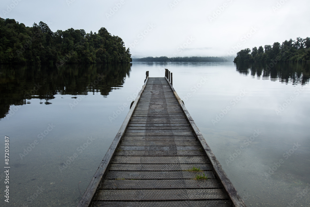 Naklejka premium wooden pier on the lake