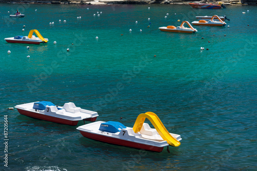 Tableau sur toile Scorcio di mare blu con pedalò