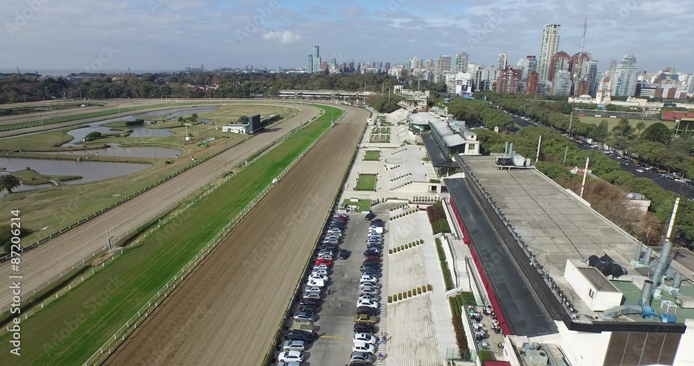 Escena aérea con drone de hipodromo, cancha de polo, pista de carreras y el estadio. El paisaje de la ciudad en el fondo. Cámara asciende, panorámica aérea. Buenos Aires, Argentina. Escena aérea con drone de hipodromo, cancha de polo, pista de carreras y el estadio. El paisaje de la ciudad en el fondo. Cámara asciende, panorámica aérea. Buenos Aires, Argentina.