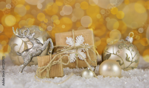 Weihnachtlicher Hintergrund mit Weihnachtsgeschenke in gold und silber samt Hirsch. © Jeanette Dietl