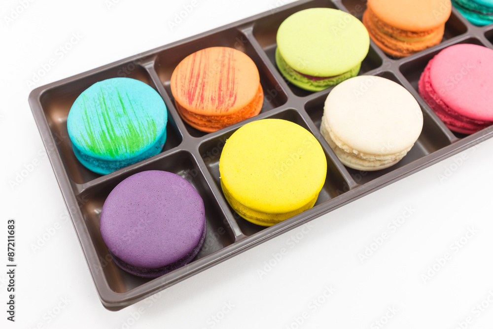 Naklejka premium Macaron in tray on white background.