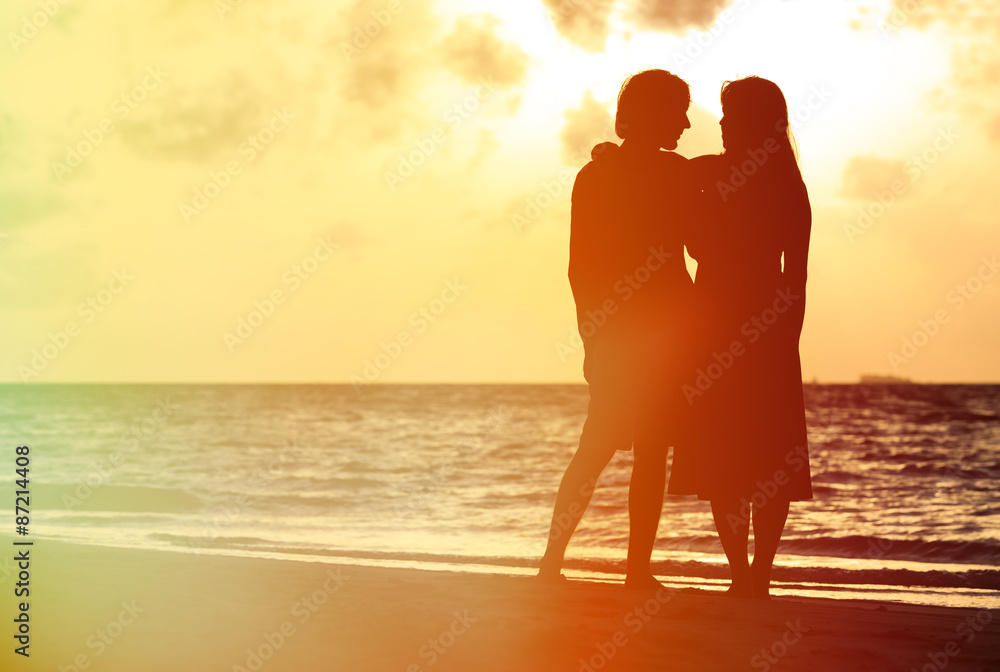 Fototapeta premium Romantic couple on the beach at sunset
