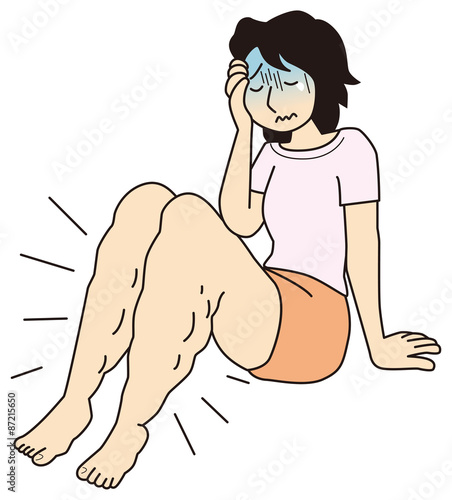 足のむくみに悩む女性