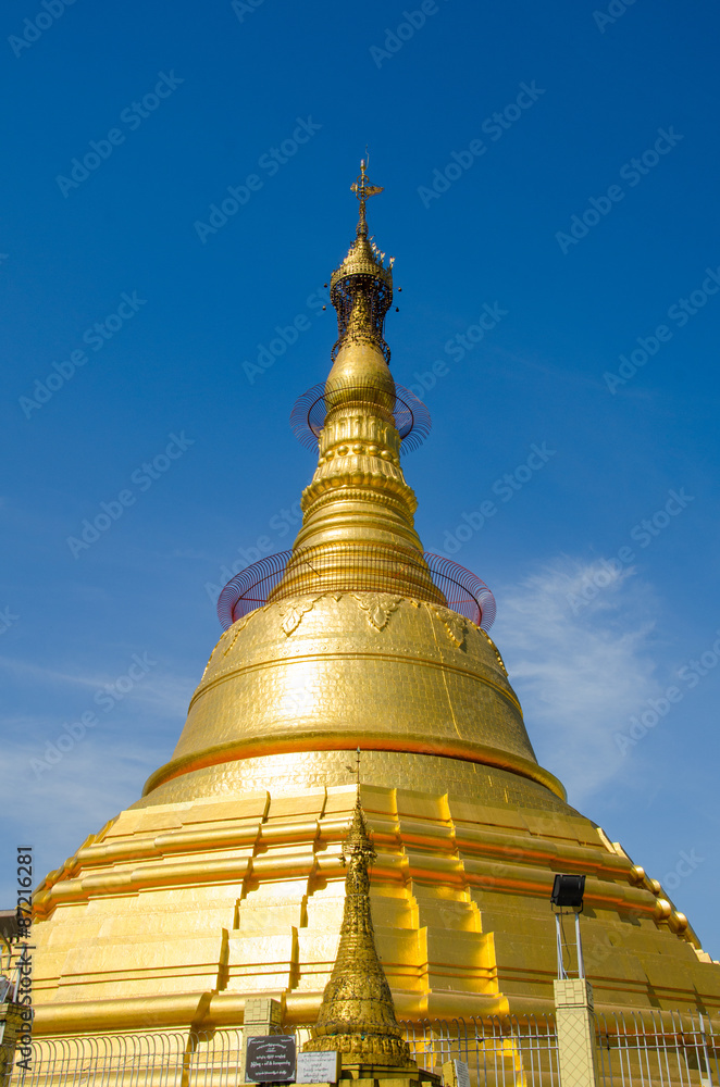 Fototapeta premium Sacred Bo Ta Tuang pagoda with blue sky background, Yangon, My