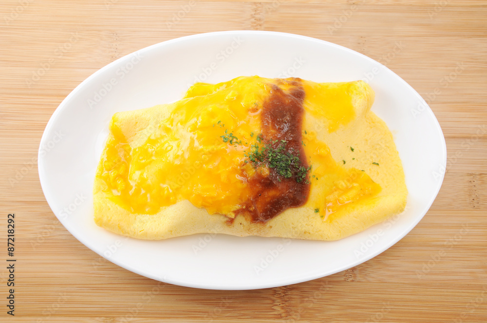 お皿にのせた ふわふわ卵のオムライス テーブル お皿にのせた ふわふわ卵のオムライス テーブル