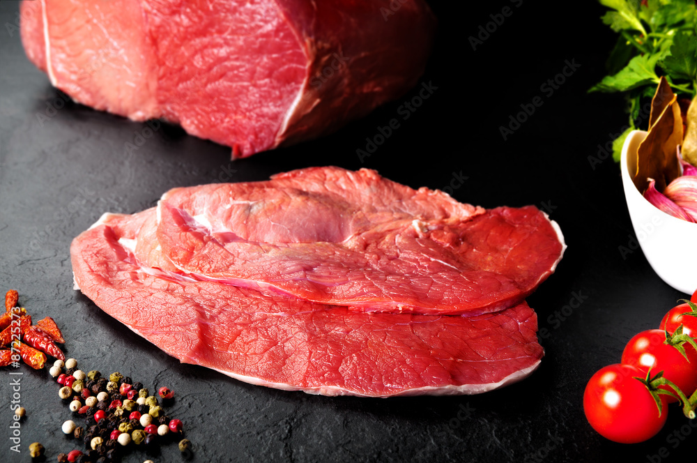 Carne fresca y cruda. Filetes de ternera para cocinar. Carne de carnicería.  Stock Photo