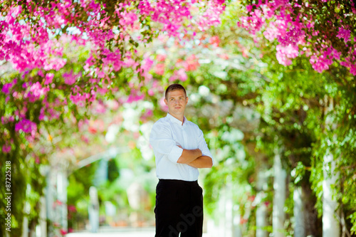 Foto Maxim on the wedding photo shoot in a suit